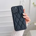 Detail van zwart gewatteerd lederen telefoonhoesje met golfpatroon voor iPhone Pro - 14 Pro Max / Zwart