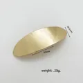 Elegante pinza para el cabello de metal dorado con un grabado floral detallado - Relieve de Flores / Dorado