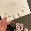 Elegantes S925 Silber-Ohrring-Set mit weißen Rosensteckern und Schmetterlingen - Rosen Schmetterling Reifen Set