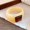 Elegante brazalete de acrílico crema con incrustación de ámbar para mujer moderna - Beige-Café