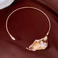 Dettaglio squisito di un'elegante collana choker a forma di calla dorata con perle - Girocollo Calla Perla / Oro