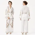 Elegantes weißes Pyjama-Set mit Blumenstickerei, Wickeloberteil und langer Hose - S / Weiß