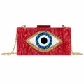Detailansicht der roten Acryl-Clutch mit einem markanten Evil-Eye-Design-Motiv. - Rot