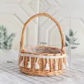 Vista detallada de la cesta de mimbre tejida a mano con dimensiones y borlas - Cesta de princesa tejida (Pequeña, apertura de 15 cm)