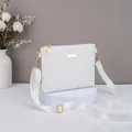 Elegante weiße Stepp-Umhängetasche mit goldenem Metallstab und breitem verstellbarem Gurt - Weiß
