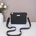 Elegante schwarze Umhängetasche mit Chevron-Steppung und goldener Hardware für Büro - Schwarz