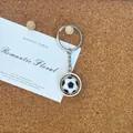Gros plan d'un porte-clés rotatif en forme de ballon de foot sur un fond de liège naturel - Football Rotatif
