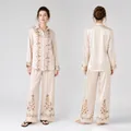 Elegantes Satin-Pyjama-Set in Champagner mit floraler Stickerei am Ärmel und Saum - S / Bernstein Samt