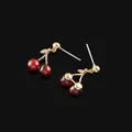 Pendientes de botón con forma de cereza roja granada y tallos dorados - Estilo perforado (Silver Earring Post)