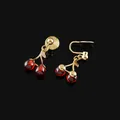 Elegantes pendientes de clip de cereza roja granada con tallos dorados para mujeres - Pendientes de Clip (Clip de Oreja de Bobina de Mosquito)