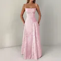 Robe longue élégante rose en jacquard floral avec bretelles fines et coupe évasée - XS / Rose