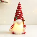 Muñeco de gnomo de Navidad luminoso con gorro de punto rojo y luz LED cálida decorativa - Gnomo Luminoso con Gorro Rojo de Lunares