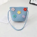 Detailansicht einer blauen gewebten Kindertasche mit bunten gehäkelten Blumenakzenten - Himmelblau