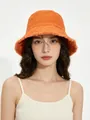 Lebhafter orangefarbener Fischerhut mit Fransen an asiatischem Model - M / Orange