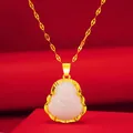 Primo piano della collana in acciaio dorato con ciondolo Buddha in finta giada bianca - Catena a Labbra / Bianco