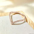 Dettaglio di un anello a V in oro rosa con micro-set di pietre di zircone lucenti - US 5 / Oro rosa