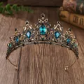 Detailansicht der Vintage Bronze-Tiara mit blaugrünen Kristallen und schwarzen Steinen - Antikgold mit Malachitgrünen Strasssteinen