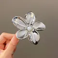 Grande pince à cheveux fleur en métal argenté avec centre en perle élégant pour femme - Fleur de Perle Argentée