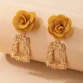 Boucles d'oreilles géométriques dorées avec détails de fleurs de rose en tissu 3D - Jaune Vif (Fleur en Tissu)
