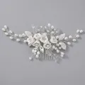 Pettine per capelli da sposa fatto a mano in argento con fiori bianchi e perline - Pettine per Capelli Versatile con Perla Artificiale di Lusso (HS-J7188S)