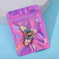Dettaglio di una spilla a farfalla smaltata in una busta olografica laser con zip - Laser Rosa Da 6*10 Cm