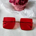 Lunettes de soleil rétro irrégulières surdimensionnées avec verres rouges et monture. - Style Grande Monture Irrégulière Métal Doré Verres Rouges