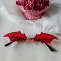 Lunettes de soleil rouges uniques en forme d'aile de chauve-souris avec pont doré - Style Aile de Chauve-souris Irrégulier Rouge