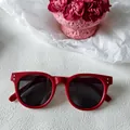Lunettes de soleil rétro rouges avec verres foncés et détails de rivets argentés - Style Rétro Monture Rouge Verres Noirs Double Rivet