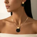 Set elegante con collana a catena piatta dorata e orecchini rotondi neri testurizzati - Stile Rotondo - Nero