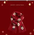 Détail de l'écharpe de Noël rouge montrant le motif Père Noël et taille 170x30cm - Père Noël Rouge