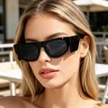 Modische schwarze Cat-Eye-Sonnenbrille mit breiten Bügeln, getragen von einem Model - Glänzend Schwarz