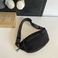 Marsupio in nylon nero minimalista con tracolla regolabile ed etichetta arancione - Nero