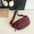 Marsupio versatile in nylon bordeaux con tracolla regolabile e tasche con cerniera - Fucsia