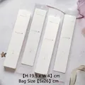 Dettaglio macro di cartellini bianchi B13 19,5x4cm per gioielli con sacchetti trasparenti - Cartellino espositore per bracciale (DK306) / Bianco