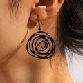 Nahaufnahme eines schwarzen spiralförmigen geometrischen Ohrrings am Ohr getragen. - Spiral-Geometrie-Stil (28154-black)