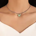 Collier argenté avec charm papillon vert clair en émail porté au cou du modèle - Collier Argenté Papillon Vert Clair (21359-s)