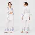 Elegantes weißes Homewear-Set mit blauer Blumenstickerei, Bademantel und Hose Damen - S / Weiß mit blauen Blumen