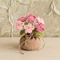 Exquisite handgehäkelte rosa Blumen im Sackleinen-Glücksbeutel als Dekoration für Zuhause - 6-Kopf Vergissmeinnicht mit rosa Farbverlauf