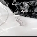 Ασημένιο ear cuff με τέσσερα άνθη με ζιργκόν και λευκά μαργαριτάρια - Δεξί αυτί / Ασημί