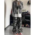 Cargo-Hose im Camouflage-Stil mit Vintage-Rosendruck und weitem Bein für Damen und Herren - S / Schwarzgraue Tarnung