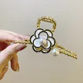 Grande pince à cheveux en métal doré avec fleur de camélia et pendentif perle chic - Croix Camélia Blanche