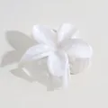 Elegante pinza per capelli a fiore bianco marmorizzato per acconciature e chignon - Giglio Marmorizzato Beige