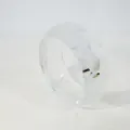 Nahaufnahme eines modernen facettierten Armreifs aus klarem Harz mit geometrischem Design - Transparent