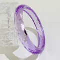 Detailaufnahme eines lila transparenten Harzarmreifs mit facettiertem Gitterdesign - Lila