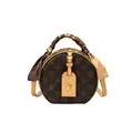 Sac bandoulière rond marron vintage avec motif monogramme et anse ornée d'un foulard - Café & Abricot