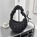 Borsa hobo nera alla moda con trapuntatura a cuore, manico a pieghe e dettagli a nodo - Nero