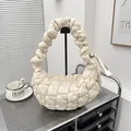Borsa a nuvola trapuntata bianca con manico pieghettato e fiocco in nastro rosa chic - Bianco