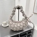 Borsa a nuvola beige con trapuntatura a cuore e fiocco rosa decorativo sul manico - Grigio