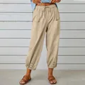 Pantaloni capri in cotone e lino beige a vita alta con eleganti bottoni sul fondo - Cachi