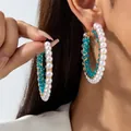 Grandi orecchini a cerchio con perle bianche e perle di cristallo blu su filo d'oro. - Stile a Cerchio con Perle e Cristallo Blu (14447-ear-G-EP)